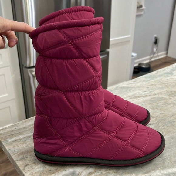 LLBean Womens Fleece Lined Quilted Slipper Boot 8 magenta pull on - Picture 3 of 11